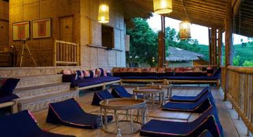 Seating & dining area