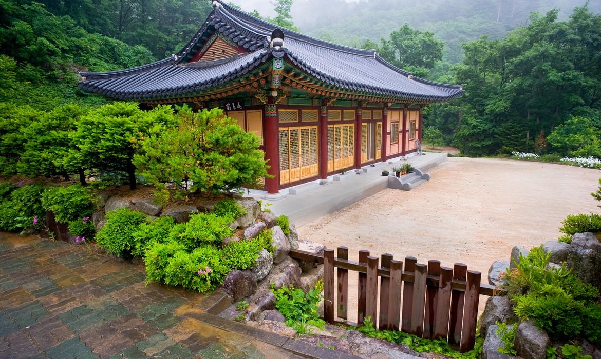 The building of Buddhist Sinheungsa Temple, Seoraksan