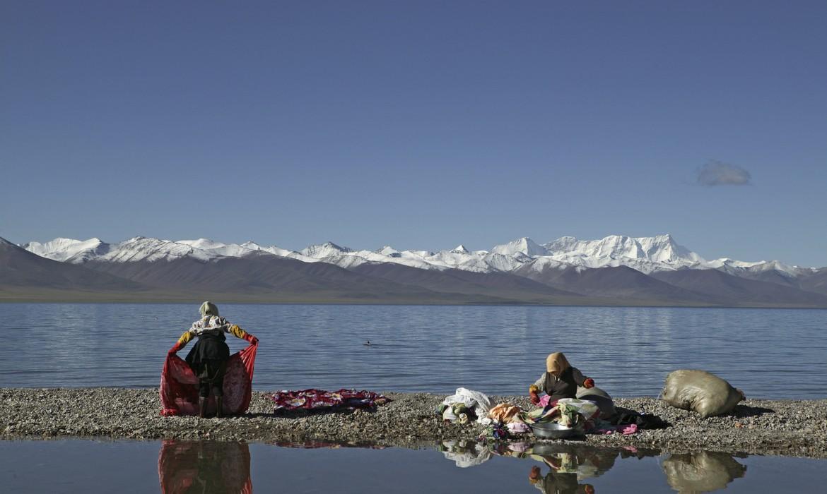 Ladies washing clothes, Lake Namtso