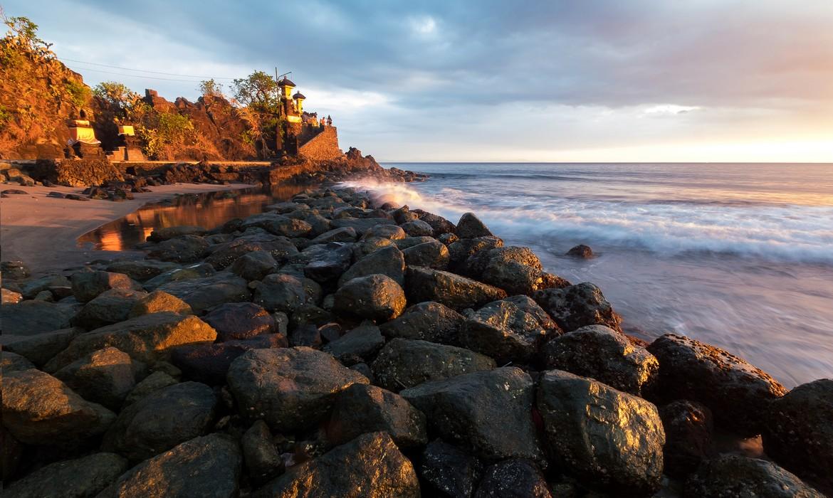 Pura Batu Bolong temple, Senggigi