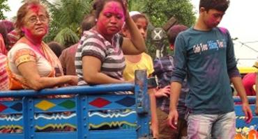 Busy street scene in Kolkata, India