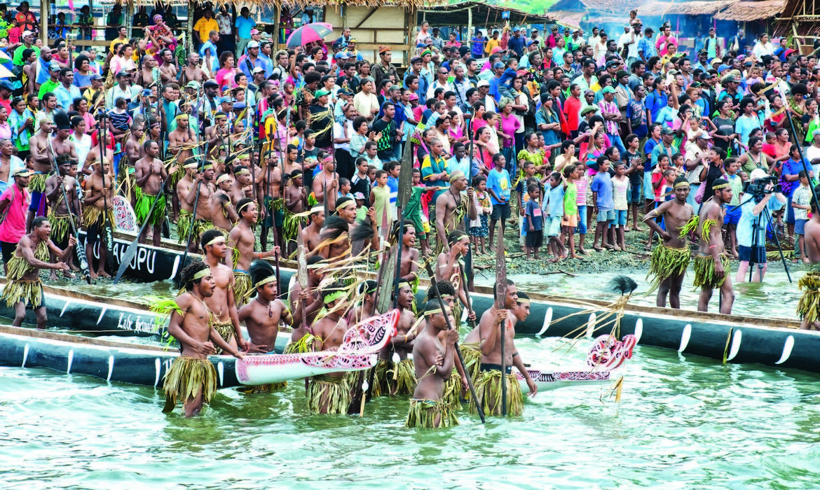 Waterside crowd at the Canoe Festival , Milne Bay
