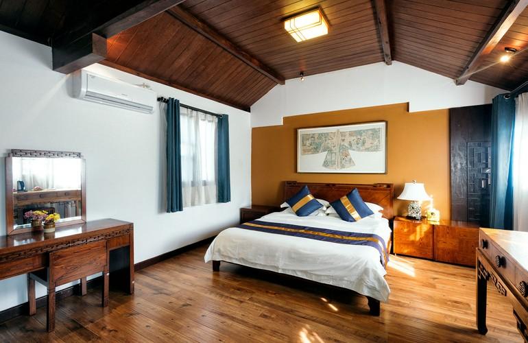 Junior king room, Linden Centre