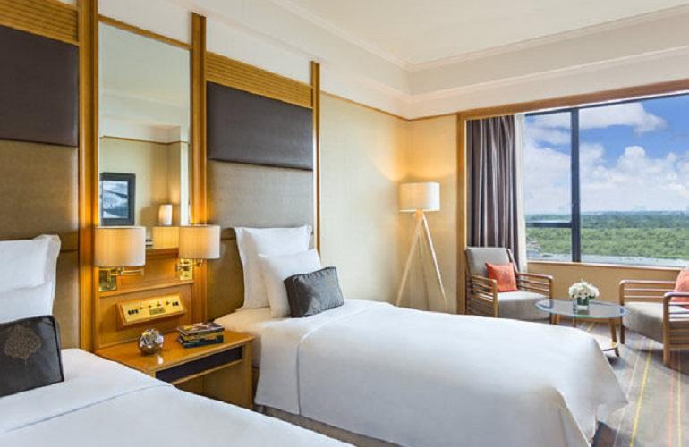 Bedroom, Renaissance Riverside Hotel