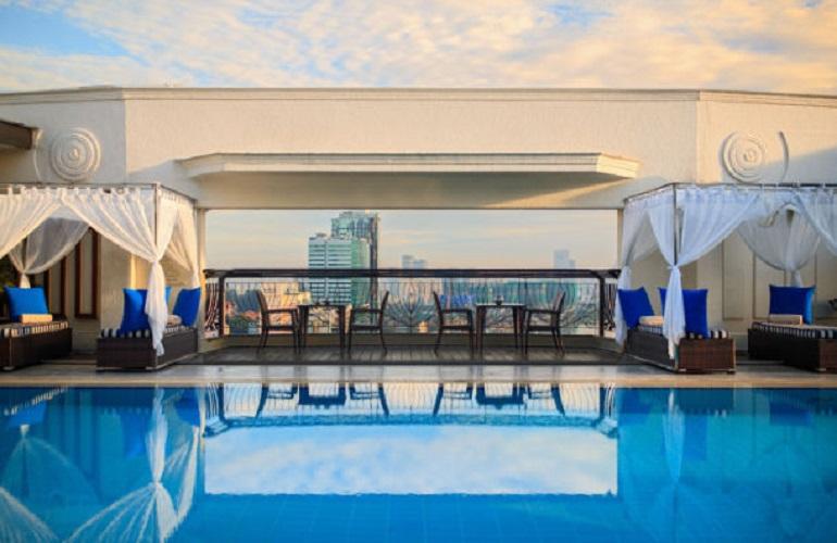 Rooftop pool, Renaissance Riverside Hotel