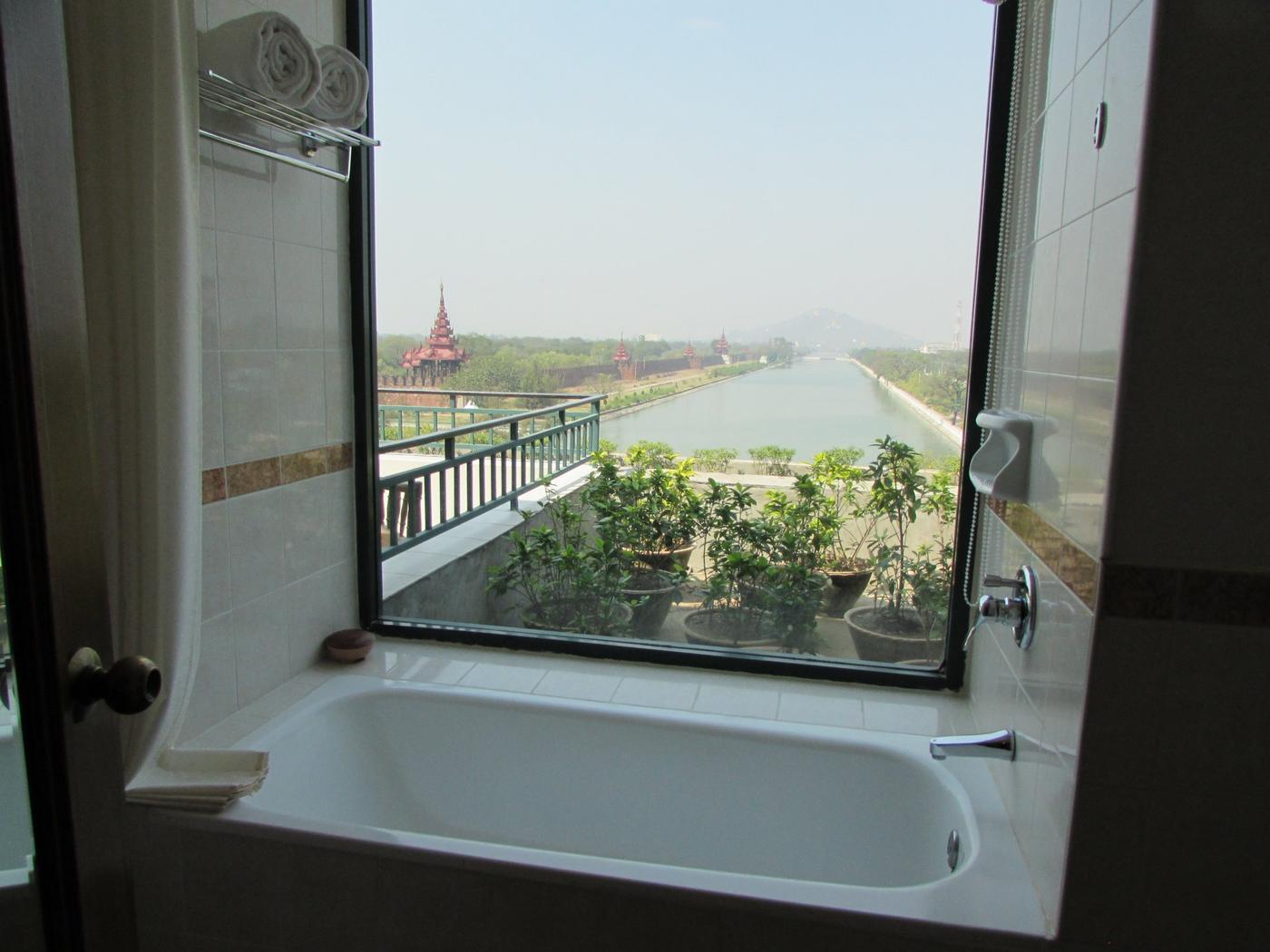Suite bathroom, Hilton Mandalay