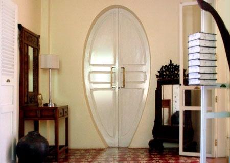 Room with oval door, La Villa
