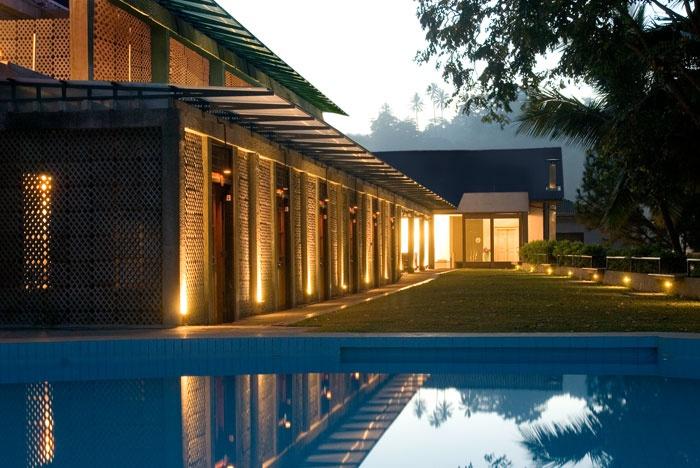 Pool side, Hotel Thilanka