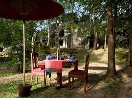 Fine dining in the temple grounds