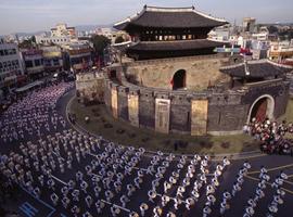 Procession around Suwon's Hwaseong Fortress