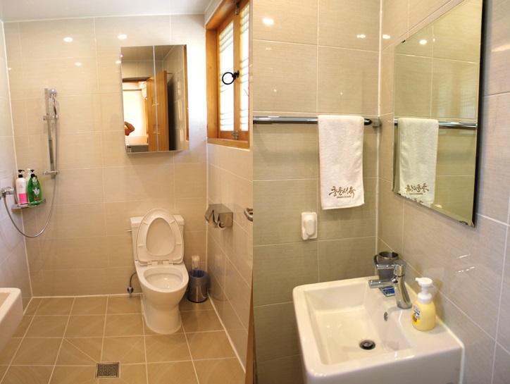 Bathroom, CW Hanok, Boseong