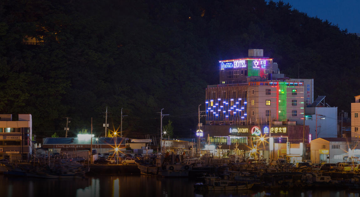 Exterior at night, Benikea Anchovy Hotel, Tongyeong