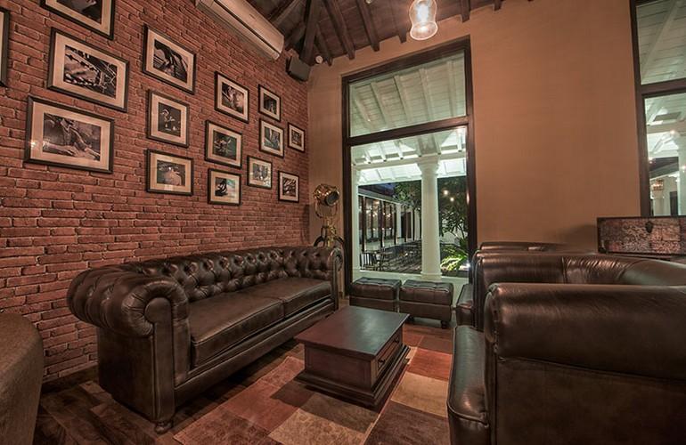 Bar, Uga Residence