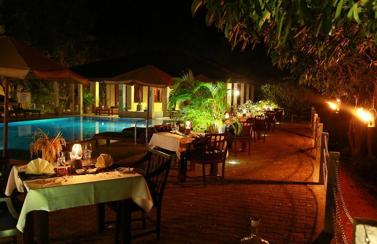 Swimming pool & restaurant, Lake Lodge Kandalama