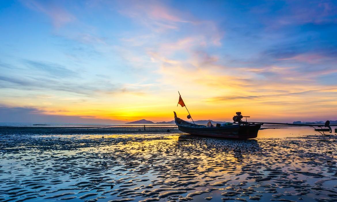 Boat at sunset, Trang