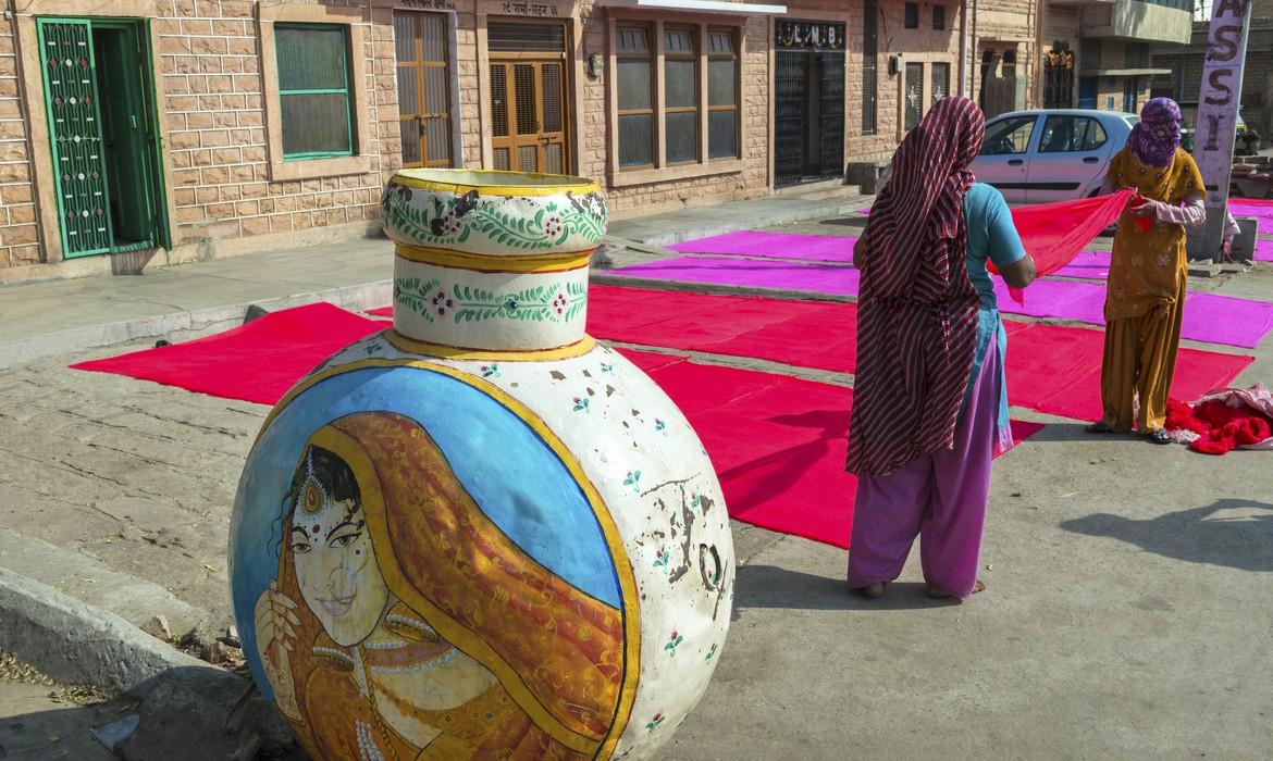 Women drying the dyed fabric, Jodhpur