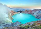Trek to the crater of Mount Ijen