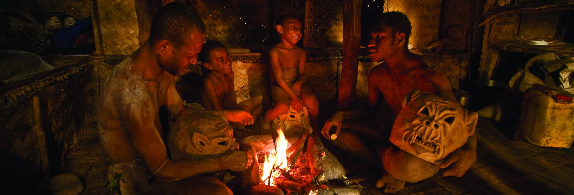 Mudmen post sing-sing, Goroka