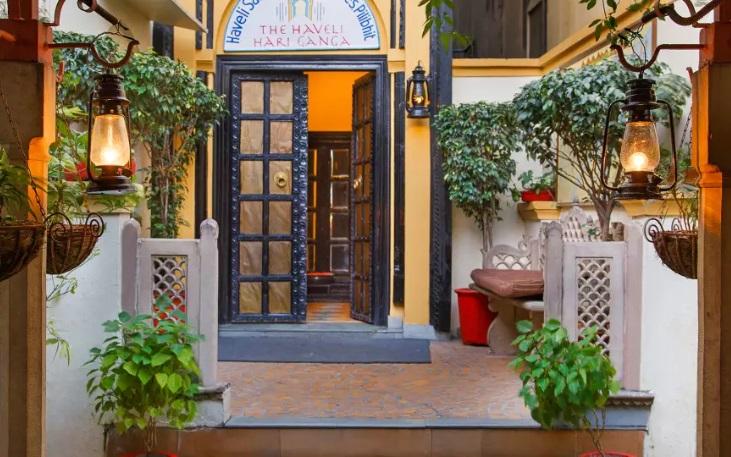 Entrance, Haveli Hari Ganga