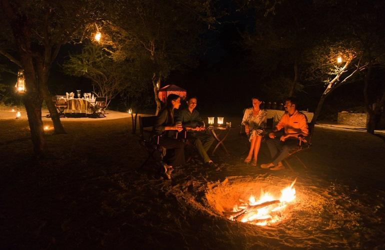 Evening Bonfire, Dera Amer