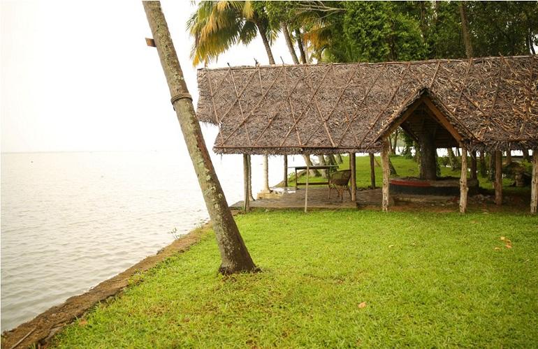 Lakefront Setting, Vembanad House
