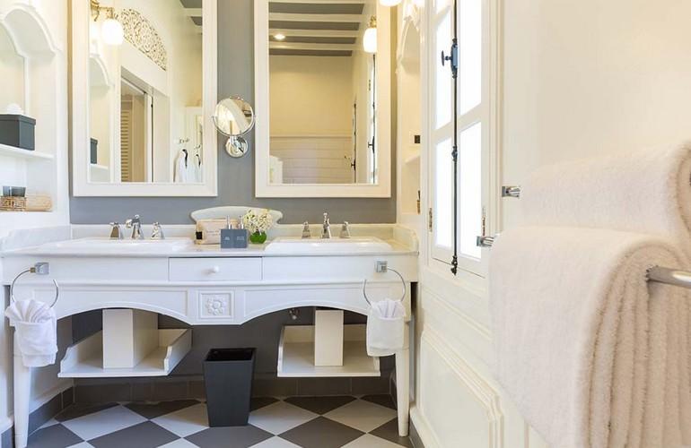 Bathroom, Pioneer Suite, The Luang Say Residence
