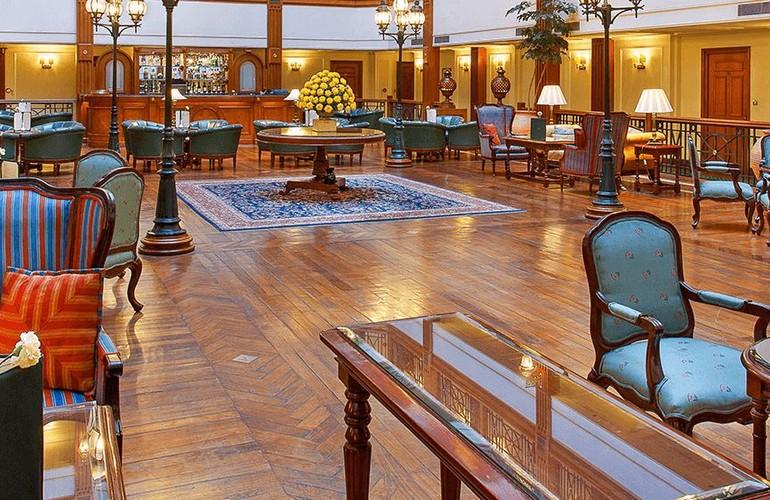 Longe, The Oberoi Cecil
