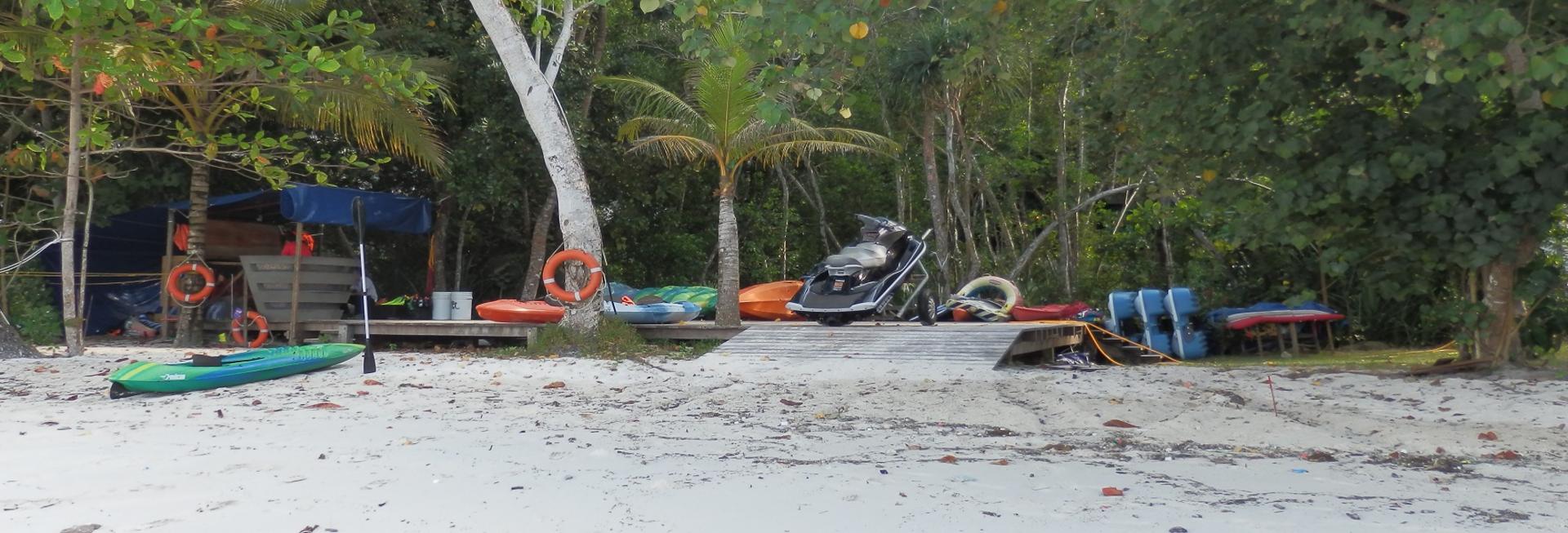 Kayaks, Gaya Island