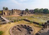 Wander the ruins of Mandu