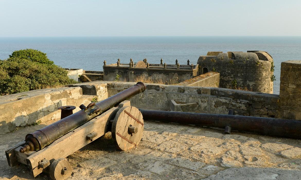Cannon on walls, Diu