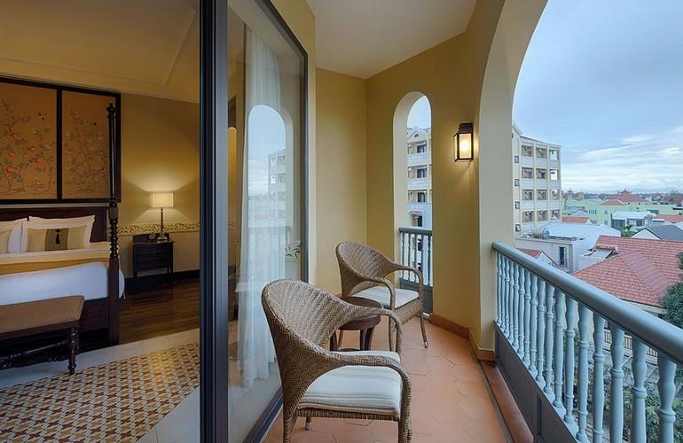 Balcony, La Residencia