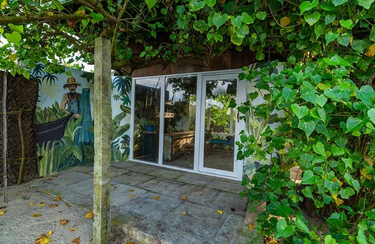 Entrance, Veena - by the Beach