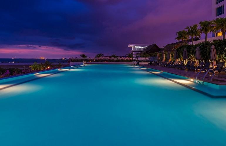Swimming pool, Holiday Inn Melaka