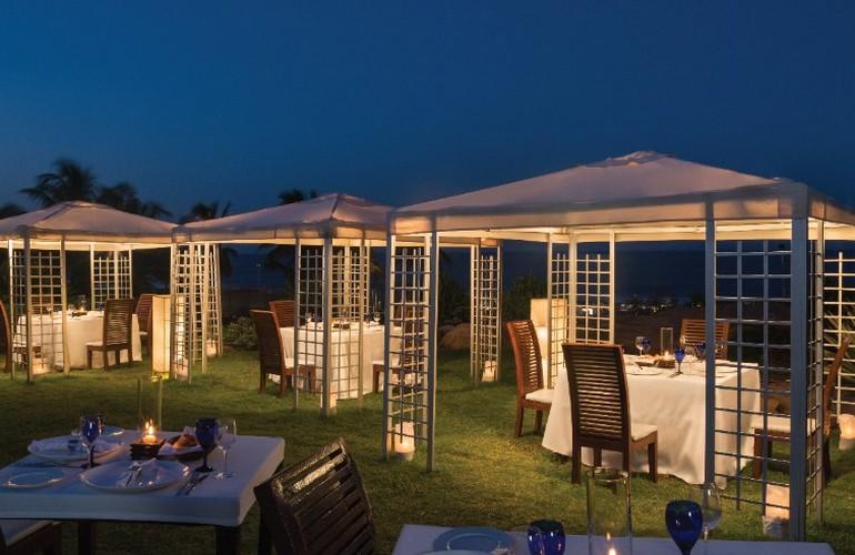 Dining by the beach, Taj Fisherman's Cove Resort & Spa