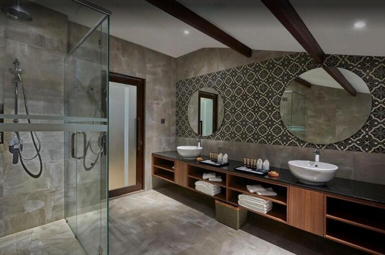 Family Suite Bathroom