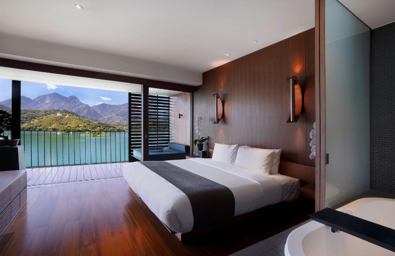 Lakeview Suite Room